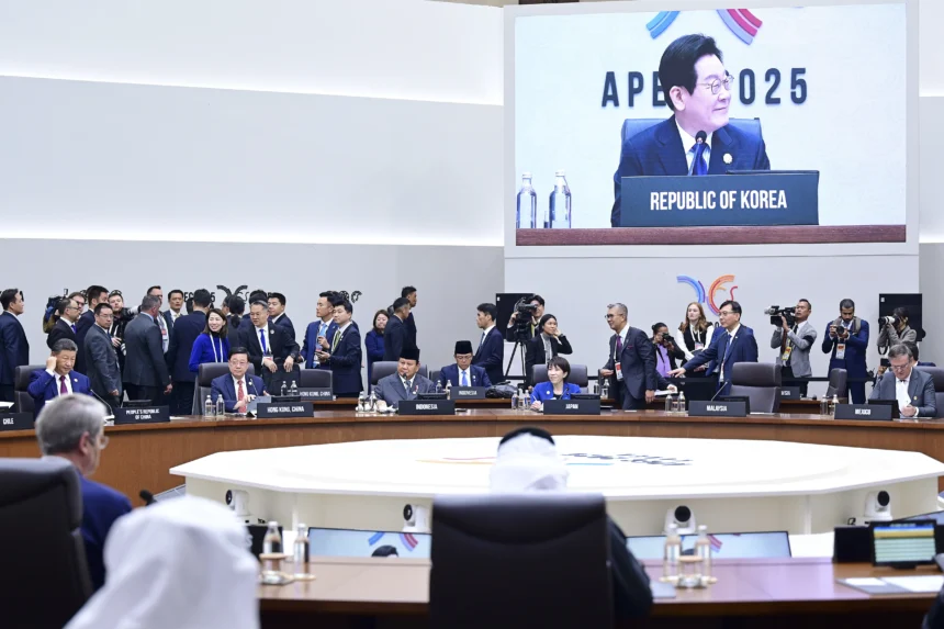 Presiden Prabowo Subianto mengikuti sesi pertama APEC Economic Leaders' Meeting (AELM) di Hwabaek International Convention Centre, Gyeongju, Korea Selatan