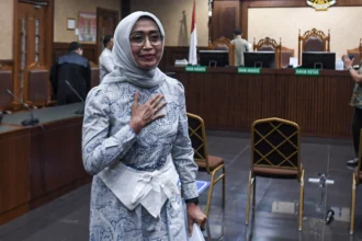 Eks Dirut PT ASDP Ira Puspadewi, berjalan usai menjalani sidang dengan agenda pembacaan vonis di Pengadilan Tipikor, Jakarta, Kamis (20/11/2025).