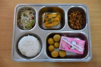 Hidangan Makanan Bergizi Gratis (MBG) di Satuan Pelayanan Pemenuhan Gizi (SPPG) Polresta Bandung di Soreang, Kabupaten Bandung, Jawa Barat, Selasa (4/11/2025). Polri menargetkan sebanyak 33.600 tenaga kerja terserap pada program sentra produksi pangan gizi serta diharapkan dapat memberikan manfaat kepada 2,3 juta masyarakat di seluruh Indonesia