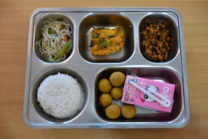 Hidangan Makanan Bergizi Gratis (MBG) di Satuan Pelayanan Pemenuhan Gizi (SPPG) Polresta Bandung di Soreang, Kabupaten Bandung, Jawa Barat, Selasa (4/11/2025). Polri menargetkan sebanyak 33.600 tenaga kerja terserap pada program sentra produksi pangan gizi serta diharapkan dapat memberikan manfaat kepada 2,3 juta masyarakat di seluruh Indonesia