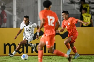 Pertandingan uji coba Timnas Indonesia U-23 melawan Mali U-23 dipastikan tidak masuk dalam perhitungan poin FIFA, meskipun digelar bertepatan dengan jadwal FIFA Matchday November 2025. Duel antara Garuda Muda dan Mali U-23 akan berlangsung di Stadion Pakansari, Bogor, pada 15 dan 18 November 2025. Meski berlangsung di periode resmi FIFA, pertandingan ini tidak terdaftar sebagai laga tim nasional utama alias bukan FIFA A Match. Menurut keterangan resmi PSSI, pertandingan tersebut memang didaftarkan sebagai uji coba tim usia U-23, sehingga tidak berpengaruh terhadap peringkat Indonesia di ranking dunia FIFA. “Timnas Indonesia U-23 didaftarkan di tier dua, jadi tidak masuk hitungan ranking FIFA,” ujar Anggota Komite Eksekutif (Exco) PSSI, Sumardji saat dihubungi Orite.id, Jumat (7/11). Fokus PSSI ke SEA Games 2025 Pada periode FIFA Matchday kali ini, PSSI memang sengaja tidak menjadwalkan laga untuk Timnas senior. Federasi memilih memfokuskan perhatian penuh pada Timnas Indonesia U-23, yang akan tampil di SEA Games 2025 Thailand pada Desember mendatang. Karena waktu persiapan menuju SEA Games sangat mepet, Timnas U-23 menjadi prioritas utama," ungkap Sumardji. Langkah ini diambil agar pasukan muda asuhan Indra Sjafri bisa tampil maksimal mempertahankan medali emas SEA Games, yang diraih pada edisi sebelumnya. Selain fokus ke tim U-23, Timnas Indonesia senior saat ini juga masih dalam masa transisi. Setelah Patrick Kluivert resmi berpisah dengan tim pada 16 Oktober 2025, PSSI belum menunjuk pelatih baru untuk menggantikan posisinya. Dengan belum adanya pelatih definitif, PSSI memilih tidak menggelar pertandingan resmi Timnas utama pada FIFA Matchday kali ini. Jadwal Uji Coba Timnas Indonesia U-23 vs Mali U-23 Sabtu, 15 November 2025 — Stadion Pakansari, Bogor Selasa, 18 November 2025 — Stadion Pakansari, Bogor