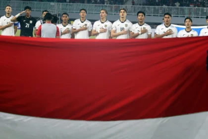 Pesepak bola Timnas Indonesia U-23 foto menyanyikan lagu Indonesia Raya sebelum laga persahabatan melawan Mali U-23 di Stadion Pakansari, Kabupaten Bogor, Jawa Barat, Selasa (18/11/2025).