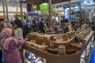 Pengunjung melihat salah satu tenant di Trade Expo Indonesia 2025