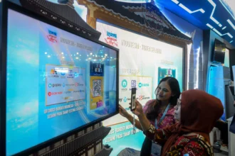 Pengunjung mencoba memindai QRIS Korea Selatan saat Festival Ekonomi dan Keuangan Digital