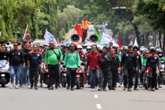 Pengunjuk rasa dari gabungan aliansi buruh