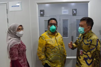 Wakil Gubernur DKI Jakarta Rano Karno (kedua kiri) didampingi Kepala Dinas Kesehatan DKI Jakarta Drg. Ani Ruspitawati (kiri) dan Direktur Rumah Sakit Umum Daerah (RSUD) Pasar Rebo Drg. Iwan Kurniawan (kedua kanan)