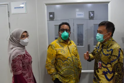 Wakil Gubernur DKI Jakarta Rano Karno (kedua kiri) didampingi Kepala Dinas Kesehatan DKI Jakarta Drg. Ani Ruspitawati (kiri) dan Direktur Rumah Sakit Umum Daerah (RSUD) Pasar Rebo Drg. Iwan Kurniawan (kedua kanan)