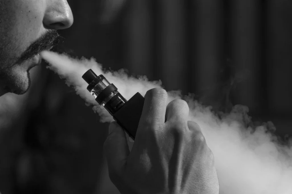 gambar ilustrasi rokok elektrik (vape)