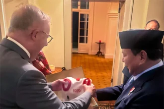 Presiden Republik Indonesia, Prabowo Subianto saat memberikan hadiah khusus kepada Toto, anjing kesayangan Perdana Menteri Australia, Anthony Albanese.