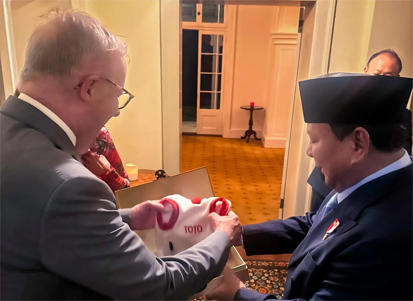 Presiden Republik Indonesia, Prabowo Subianto saat memberikan hadiah khusus kepada Toto, anjing kesayangan Perdana Menteri Australia, Anthony Albanese.