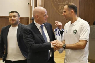 Timur Kapadze saat bertemu dengan presiden FIFA Gianni Infantino