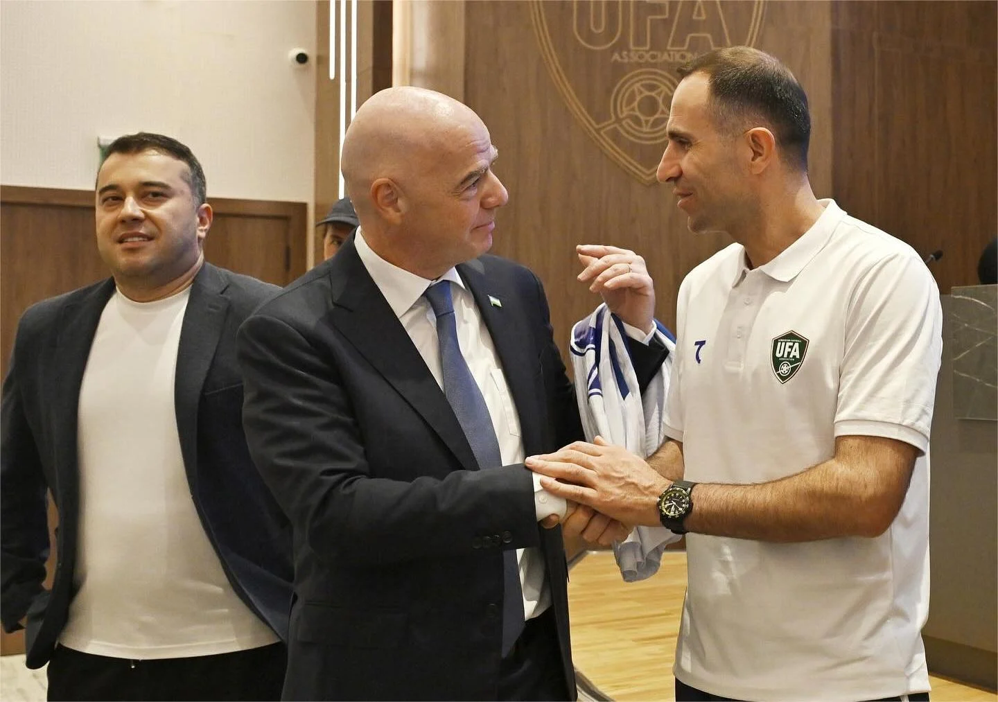 Timur Kapadze saat bertemu dengan presiden FIFA Gianni Infantino