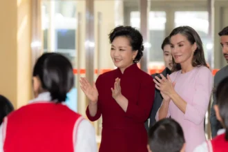 China Murka! Beijing Tegur Keras Jepang Soal Taiwan Pemerintah China kembali menegaskan pentingnya empat dokumen politik yang selama puluhan tahun menjadi pondasi hubungan Beijing–Tokyo, terutama terkait status Taiwan. Sikap ini disampaikan setelah pernyataan kontroversial Perdana Menteri Jepang, Sanae Takaichi, dianggap bertentangan dengan komitmen yang telah disepakati kedua negara. Dalam konferensi pers di Beijing, Juru Bicara Kementerian Luar Negeri China Mao Ning menyatakan bahwa komentar Takaichi “secara serius melanggar semangat empat dokumen politik China–Jepang dan merusak landasan hubungan bilateral.” Pernyataan Takaichi yang dimaksud diucapkan dua pekan lalu, ketika ia menyebut bahwa tindakan militer China terhadap Taiwan dapat mengancam kelangsungan hidup Jepang. Ia bahkan menolak menarik kembali ucapannya meski menuai kritik. Komentar tersebut menimbulkan kekhawatiran bahwa Jepang dapat menggunakan situasi Taiwan sebagai dasar menerapkan hak bela diri kolektif, yang berpotensi membuat Tokyo mendukung langkah militer Amerika Serikat jika China melakukan blokade terhadap Taiwan. China Ingatkan Jepang Soal Komitmen ‘Satu China’ Mao mengingatkan kembali bahwa ketika kedua negara membahas normalisasi hubungan pada 1970-an, China telah menyampaikan tiga prinsip utama. Pertama Republik Rakyat China adalah satu-satunya pemerintahan sah yang mewakili seluruh China. Kedua Taiwan merupakan bagian tak terpisahkan dari RRC. Ketiga, Perjanjian Taiwan–Jepang sebelumnya tidak sah dan harus dibatalkan. Untuk terakhir untuk memperkuat pernyataan itu, Mao menyinggung kembali empat dokumen penting dalam hubungan China–Jepang. Pertama pernyataan ersama 1972, yang menjadi dasar pembukaan hubungan diplomatik, menyatakan Jepang menghormati posisi China bahwa Taiwan adalah bagian dari RRC. Ada juga perjanjian Damai dan Persahabatan 1978, yang menegaskan komitmen untuk mematuhi deklarasi 1972. Deklarasi Bersama 1998, di mana Jepang kembali menegaskan dukungan pada prinsip “satu China”. Dokumen 2008, yang mengulangi bahwa Jepang harus mengikuti kebijakan tersebut tanpa kerancuan. “Keempat dokumen ini adalah komitmen resmi Jepang dan memiliki implikasi hukum internasional,” tegas Mao. Ia menambahkan bahwa siapa pun yang memimpin Jepang wajib menghormati kesepakatan itu. China pun mendesak Jepang “menghentikan tindakan provokatif, mencabut pernyataan keliru, dan mematuhi komitmen historis yang telah ditandatangani.” Jepang Kirim Diplomat ke Beijing untuk Meredakan Situasi Di tengah meningkatnya ketegangan, Direktur Jenderal Biro Asia dan Oseania Jepang, Kanai Masaaki, tiba di Beijing pada Senin untuk membuka dialog. Pemerintah Jepang ingin memastikan bahwa posisi mereka tidak berubah sejak komunike 1972. Ketegangan makin terasa setelah China mengeluarkan imbauan perjalanan yang meminta warganya menghindari kunjungan ke Jepang. Langkah tersebut menimbulkan kekhawatiran, terutama bagi sektor pariwisata Jepang yang sangat bergantung pada wisatawan asal China. Credit: Instagram Mao Ning Caption: Juru Bicara Kementerian Luar Negeri China Mao Ning