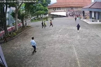 Atap Gazebo Universitas Siliwangi (Unsil), Tasikmalaya, Jawa Barat pada Minggu (16/11/2025).