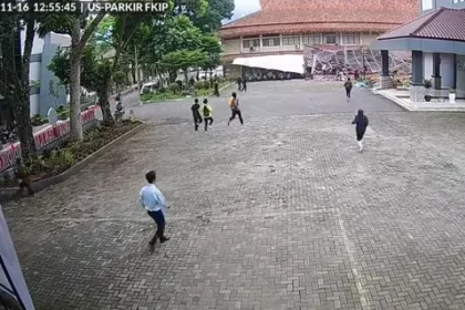 Atap Gazebo Universitas Siliwangi (Unsil), Tasikmalaya, Jawa Barat pada Minggu (16/11/2025).