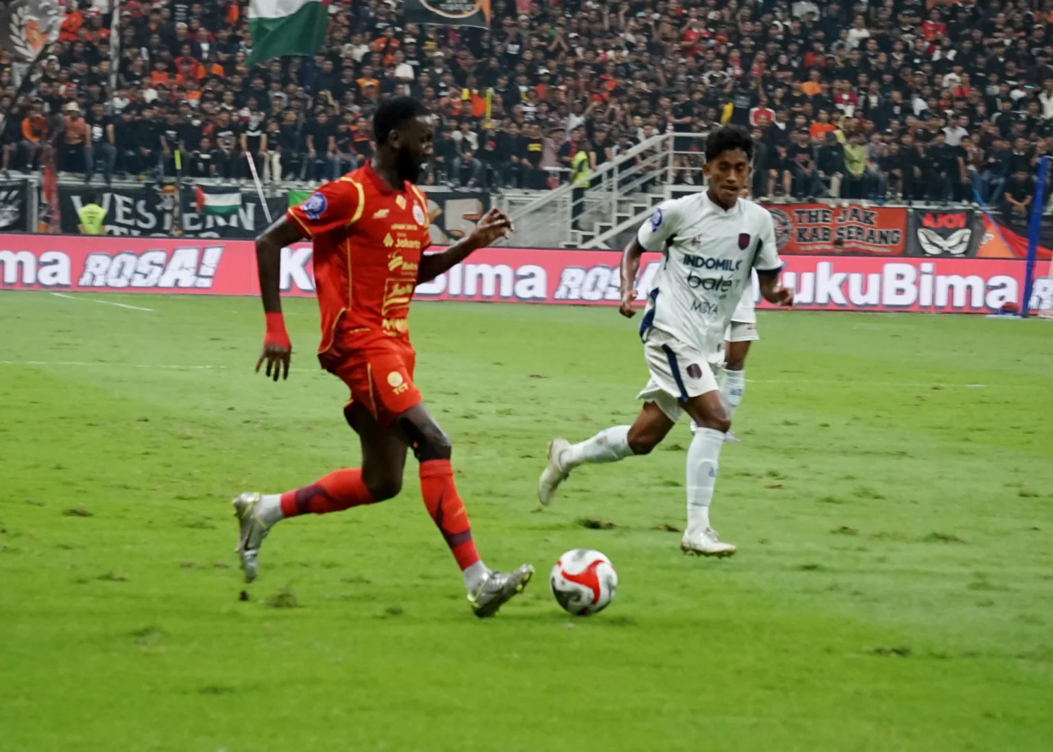 Kondisi rumput JIS saat Persija melawan Persita