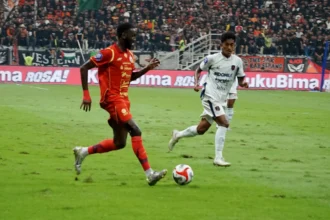 Kondisi rumput JIS saat Persija melawan Persita