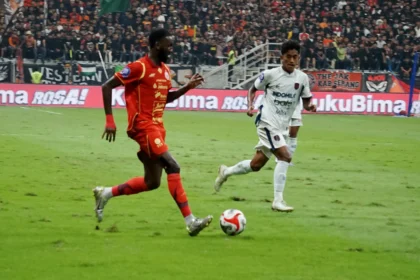 Kondisi rumput JIS saat Persija melawan Persita