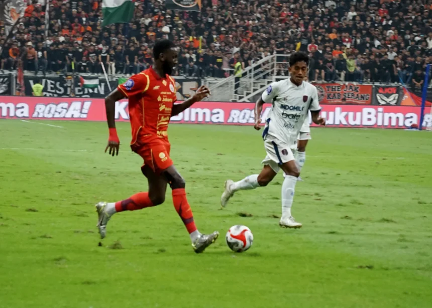 Kondisi rumput JIS saat Persija melawan Persita