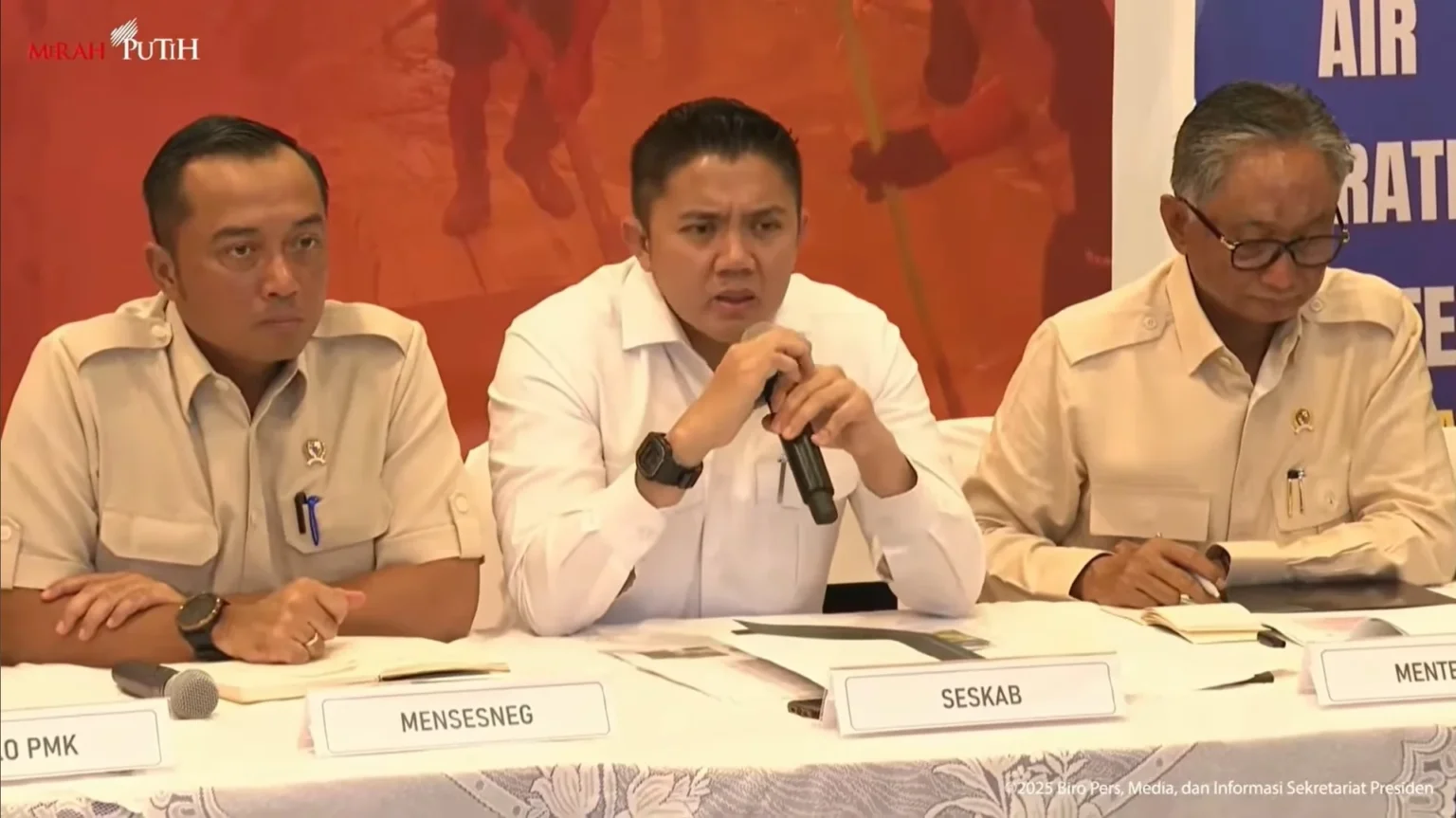 Sekretaris Kabinet (Seskab), Teddy Indra Wijaya, memberikan informasi perihal penanganan bencana di Sumatra, 19 Desember 2025.