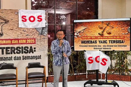 Ketua Umum YLBHI Muhamad Isnur memaparkan hasil Catatan Akhir Tahun 2025, bertajuk Menebas yang Tersisa: Perusakan Sistematis Sisa-sisa Amanat dan Semangat Reformasi Indonesia, 23 Desember 2025.