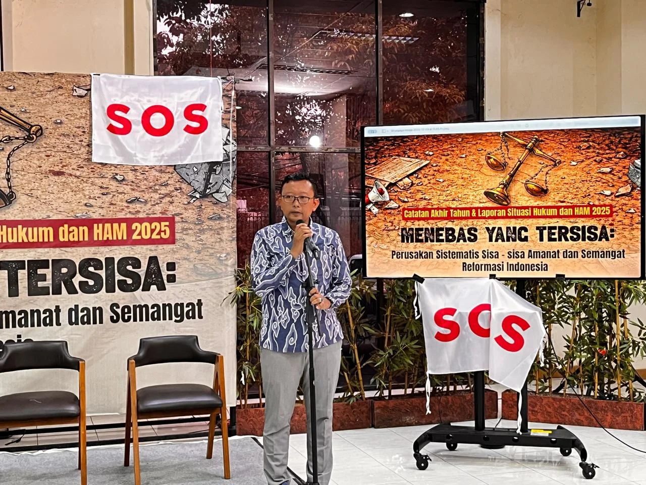 Ketua Umum YLBHI Muhamad Isnur memaparkan hasil Catatan Akhir Tahun 2025, bertajuk Menebas yang Tersisa: Perusakan Sistematis Sisa-sisa Amanat dan Semangat Reformasi Indonesia, 23 Desember 2025.