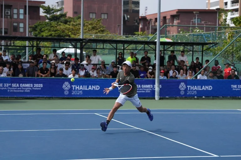 Atlet tenis putra Indonesia, Justin Barki, menunjukkan kepedulian membantu korban banjir bandang di Sumatera Utara