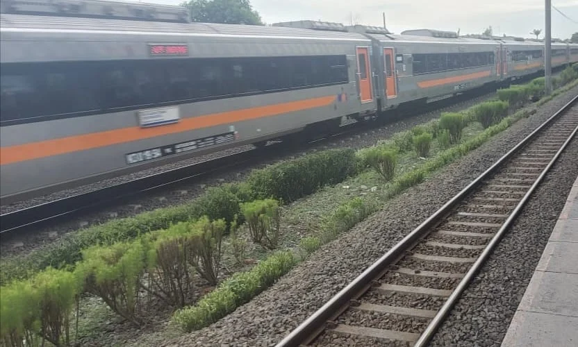 Ilustrasi Kereta Jarak Jauh