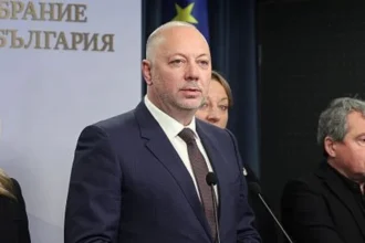 PM Rosen Zhelyazkov mengundurkan diri dari pemerintah.