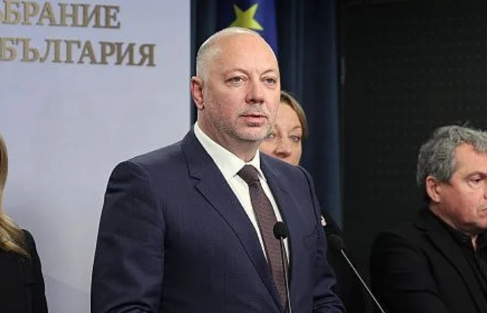 PM Rosen Zhelyazkov mengundurkan diri dari pemerintah.