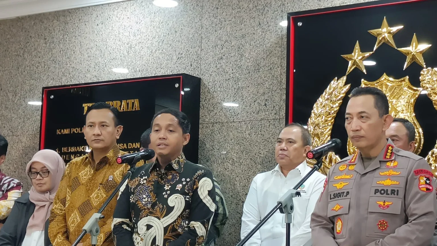 Kapolri saat menerima kunjungan Menteri Kehutanan
