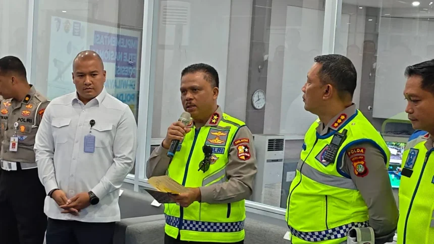 Kakorlantas Polri, Irjen Pol Agus Suryonugroho saat meninjau Ditlantas Polda Metro Jaya, Senin 8 Desember 2025.