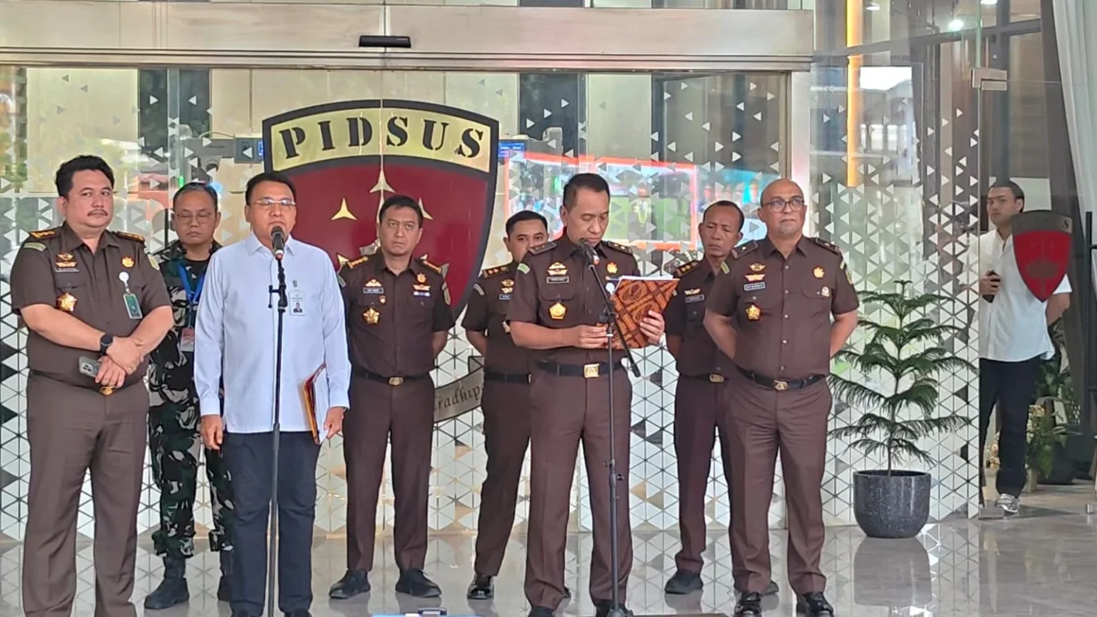 Direktur Penuntutan pada Jampidsus Kejagung - Riono Budisantoso membacakan pelimpahan berkas pekara Nadiem Cs ke Pengadilan Tipikor.