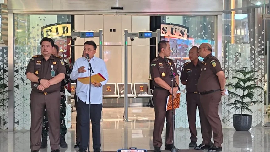 Ketua Tim Tenaga Ahli Jaksa Agung, Barita Simanjuntak (memakai kemeja putih) menyampaikan hasil update penanganan Satgas.