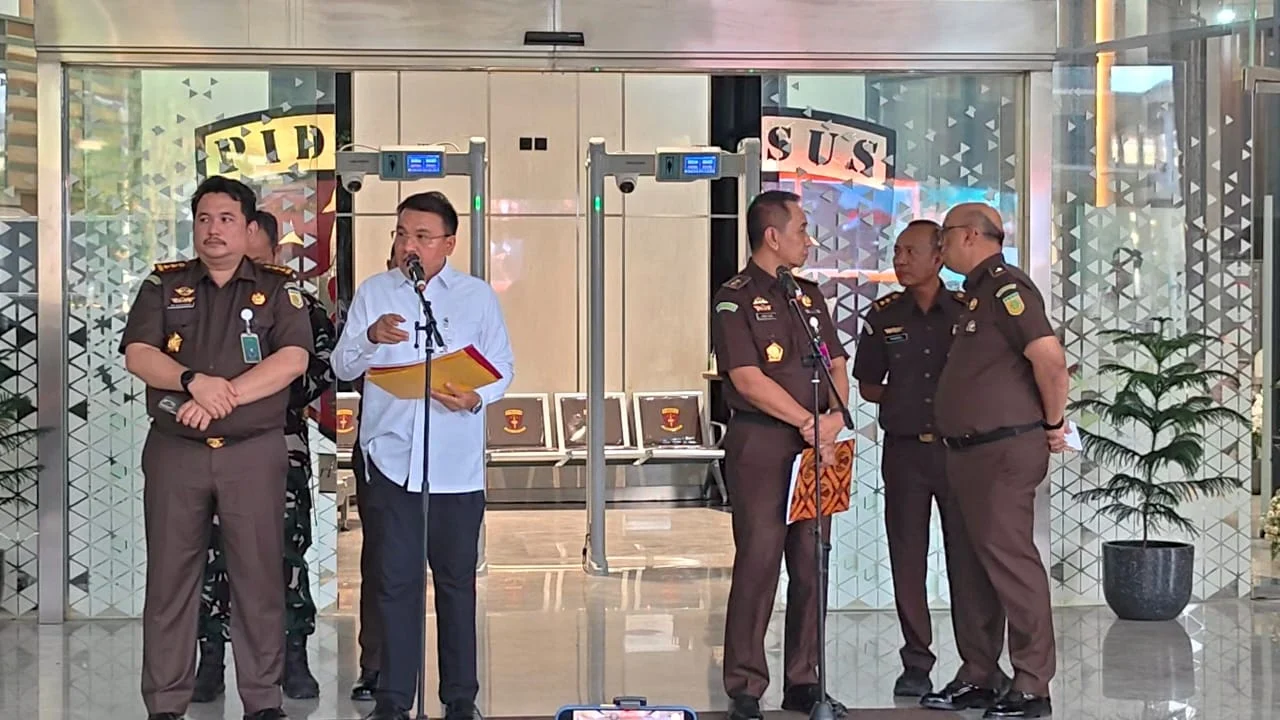 Ketua Tim Tenaga Ahli Jaksa Agung, Barita Simanjuntak (memakai kemeja putih) menyampaikan hasil update penanganan Satgas.