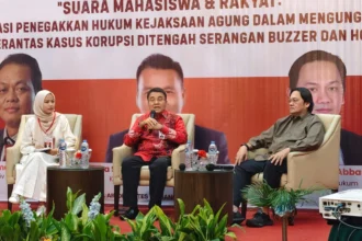 Ketua Tim Tenaga Ahli Jaksa Agung, Barita Simanjuntak (Tengah)