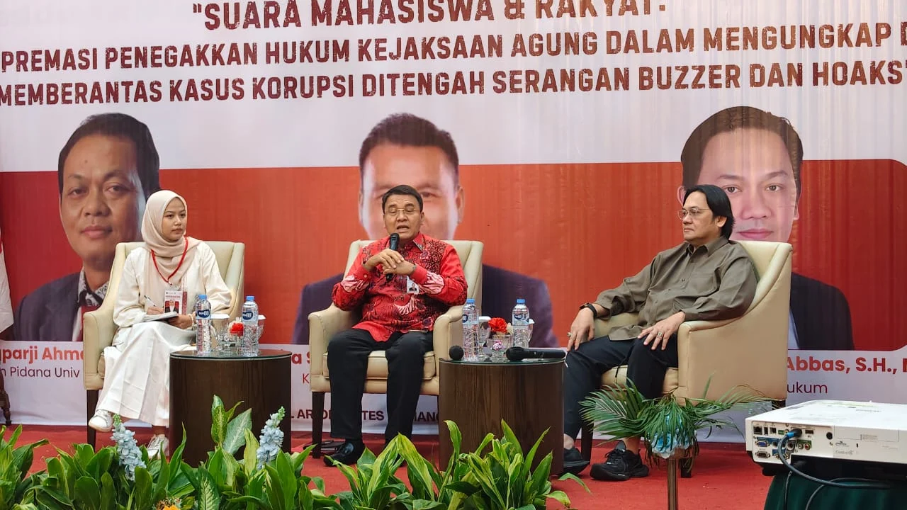 Ketua Tim Tenaga Ahli Jaksa Agung, Barita Simanjuntak (Tengah)