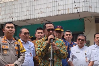 Mendagri Tito Karnavian di depan Gedung Terra Drone yang terbakar.