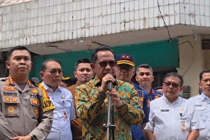 Mendagri Tito Karnavian di depan Gedung Terra Drone yang terbakar.