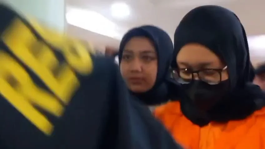 Founder Wo, Ayu Puspita Dewi memakai baju tahanan oranye memakai kerudung hitam di Polda Metro Jaya