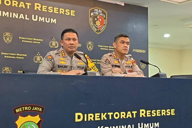 Kabid Humas Polda Metro Jaya, Kombes Pol Budi Hermanto didampingi Karo Penmas Bid Humas Polda Metro Jaya, AKBP Reonald Simanjuntak