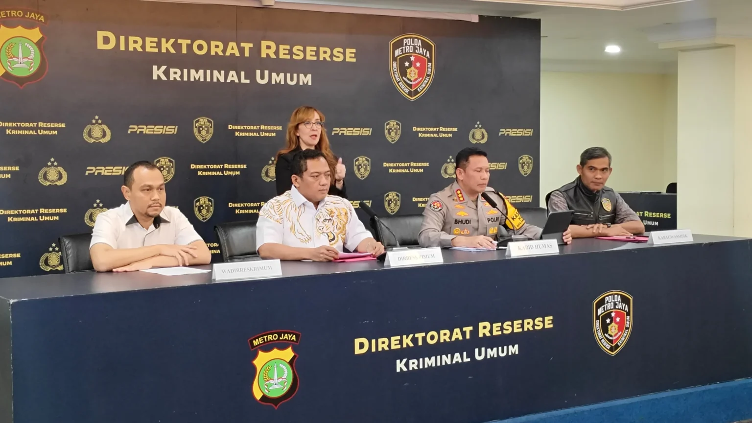 Dirkrimum Polda Metro Jaya, Kombes Pol Iman Imannuddin menyatakan Roy tetap sah berstatus tersangka.