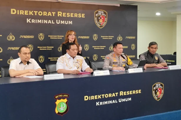 Dirkrimum Polda Metro Jaya, Kombes Pol Iman Imannuddin menyatakan Roy tetap sah berstatus tersangka.