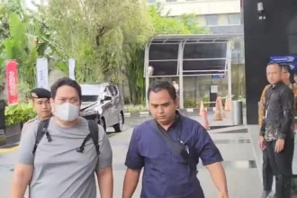 Penampakan Kepala Kejaksaan Negeri (Kajari) Hulu Sungai Utara Albertinus Parlinggoman Napitupulu di Gedung Merah Putih KPK.