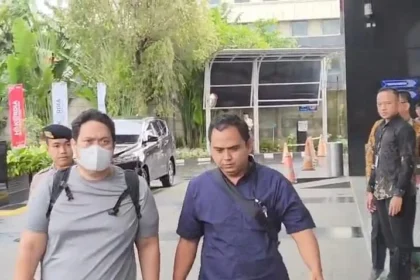 Penampakan Kepala Kejaksaan Negeri (Kajari) Hulu Sungai Utara Albertinus Parlinggoman Napitupulu di Gedung Merah Putih KPK.