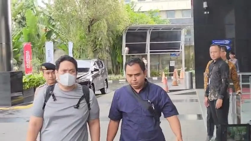 Penampakan Kepala Kejaksaan Negeri (Kajari) Hulu Sungai Utara Albertinus Parlinggoman Napitupulu di Gedung Merah Putih KPK.