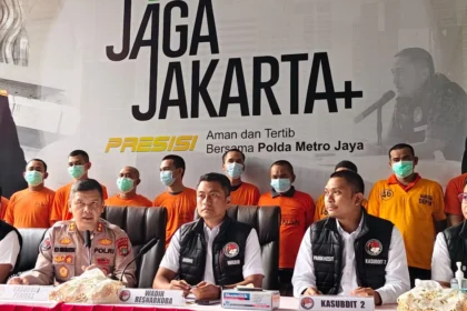 Wadir Narkoba Polda Metro Jaya, AKBP Dedy Anung, para tersangka narkoba yang ditampilkan perwakilan dari 2.054 yang diamankan.