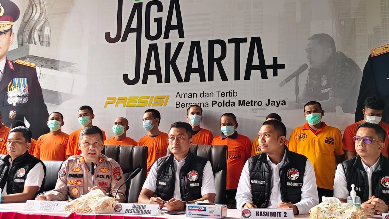Wadir Narkoba Polda Metro Jaya, AKBP Dedy Anung, para tersangka narkoba yang ditampilkan perwakilan dari 2.054 yang diamankan.