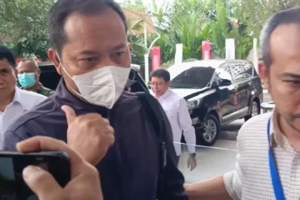 Kasie Perdata dan Tata Usaha Negara (Datun) Kejari Hulu Sungai Utara (HSU) Taruna Farid (memakai masker putih jaket hitam) diserahkan ke KPK.