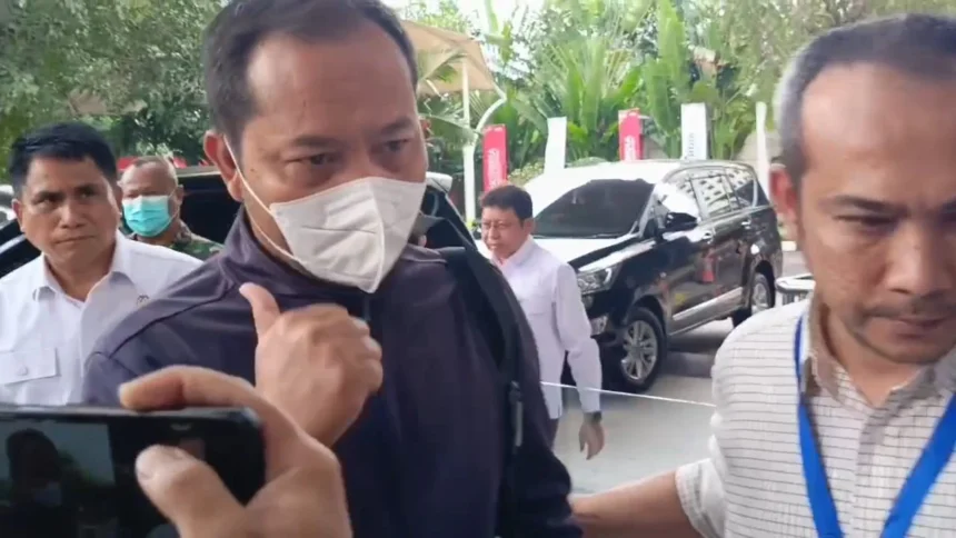 Kasie Perdata dan Tata Usaha Negara (Datun) Kejari Hulu Sungai Utara (HSU) Taruna Farid (memakai masker putih jaket hitam) diserahkan ke KPK.